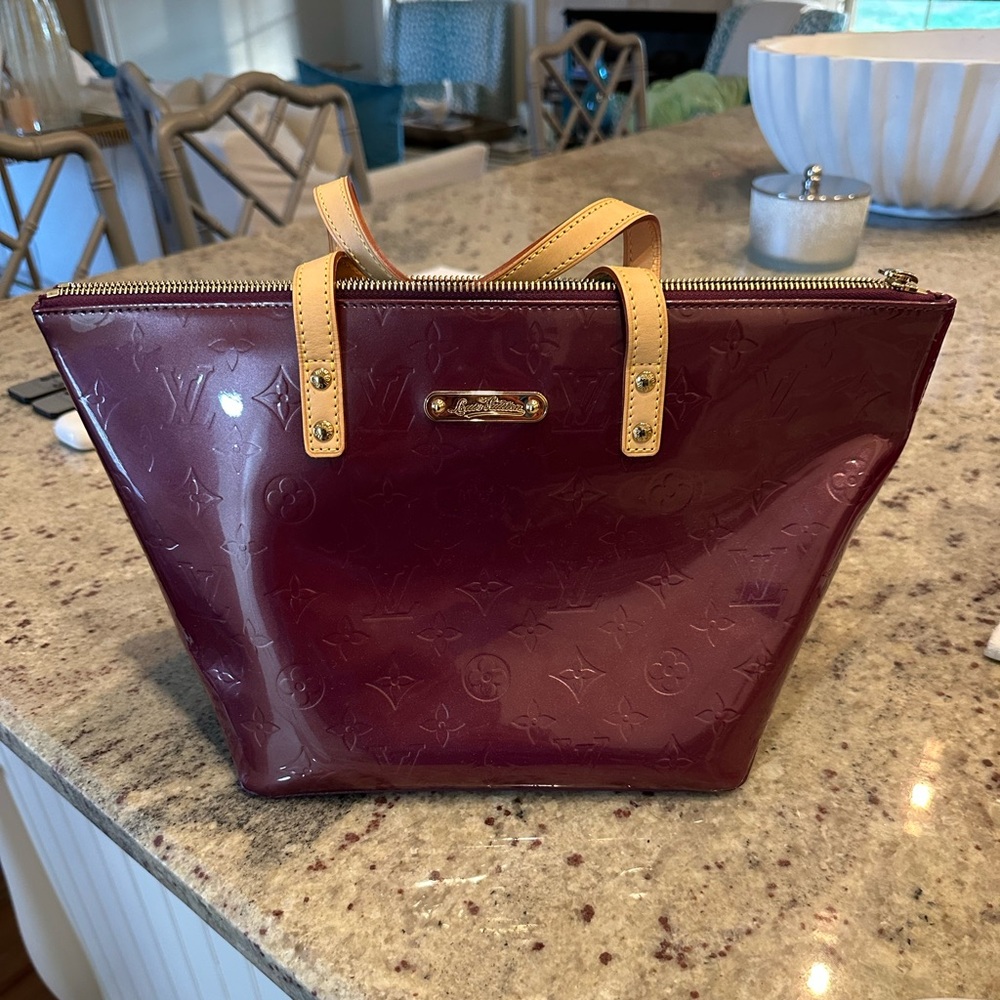 NWOT; Authentic LOUIS VUITTON Vernis Bellevue PM in Amarante. Perfect condition.